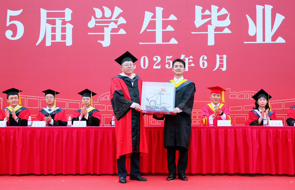 上好“橡胶品格”育英才毕业思政课，awc777万象城娱乐官网2025届学生毕业典礼暨学位授予仪式举行